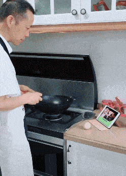 大叔这是看什么电视，这么入迷，鸡蛋都白打了。