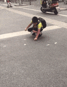 看到这个小朋友被莫名其妙暖到了