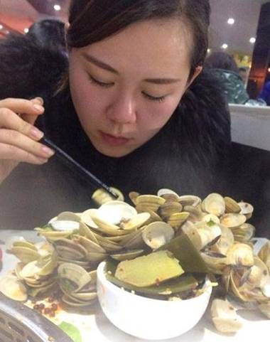 大吃货美女