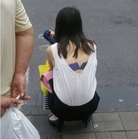 美女,你的带子要掉了