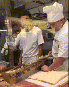 用这么大的刀切豆腐皮有点浪费,哈哈哈