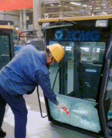 难道是这些玻璃的质量太差了吗？一敲就碎。