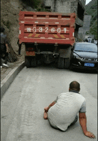 躺下的不一定是碰瓷,有可能在等人