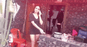 走在路上突然一个姑娘。。。呃。。。大妈问我去不去唱歌?