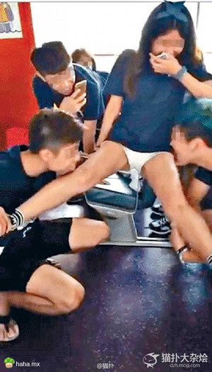 香港高校迎新活动被批恶俗:两男共舔一女生腿部