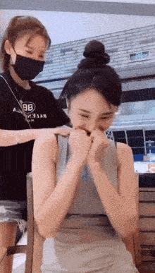 姑娘，这是你男朋友买给你的吗？看你开心的！