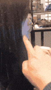 今天的粉饼涂了不少啊，这都能留下痕迹了。