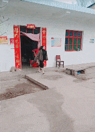 老婆都拿出锄头了