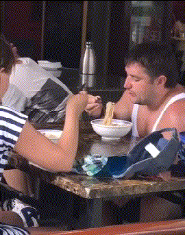 刚开始看还真的以为这个老外会用筷子