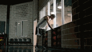 是篮球的质量不好，还是你的力气太大，怎么一压就压瘪了？