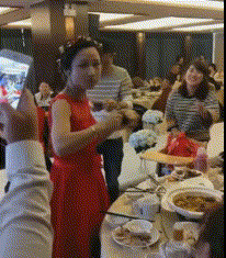 这位新娘子你可要矜持点啊,即使是自己的场子也不能这样随意啊