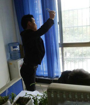 这自拍姿势,太自信了