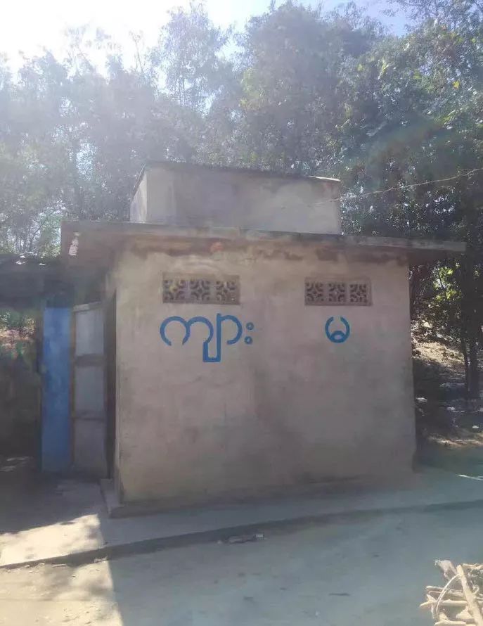 哪个是男厕啊?快尿裤子了