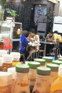 小姐姐把手机放在这里,这是暗示我什么吗?