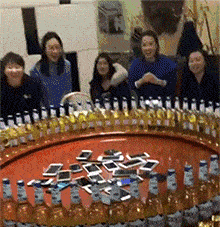兄弟们姐妹们，以后聚会我们这样玩，谁手机响接电话谁就喝一瓶，你敢玩吗，哈哈。
