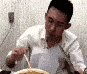 从未见过如此“优雅”的吃面方式…简直开启了新世界的大门!