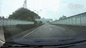 应该是被追尾了