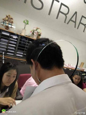 竭尽全力仍然听不清里面的柜员说什么时，你恨不能：