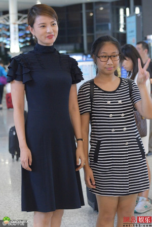 《央视主持刘芳菲优雅似空姐 大方与路人合影》