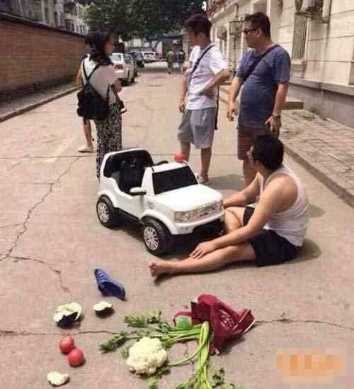 爸爸,我遇到碰瓷的了,他说我用玩具车把他撞骨折了