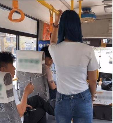 妹子反穿裤子不难受吗？这样的时尚真是理解不了，也许是我见识少？