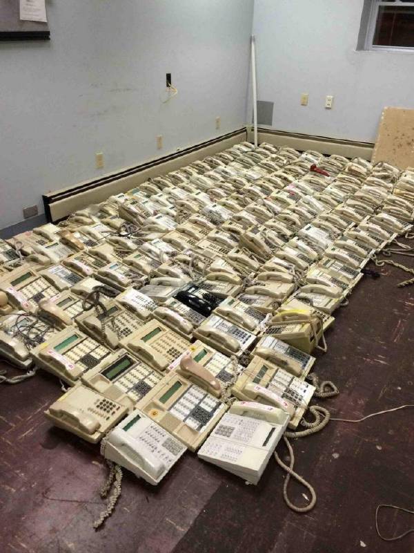 大哥刑满出狱,在秘密仓库里起出了当年藏下的尖货