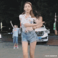 小姐姐跳得真不错，后面的小弟弟听到音乐也跟着舞动起来了