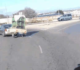 拐弯的时候别开这么快啊,大哥