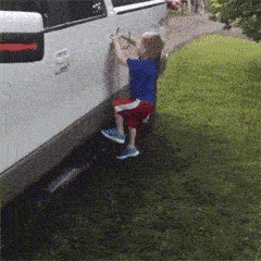 弟弟，下来玩吧