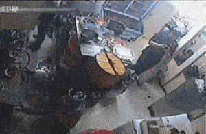 “低头族”，绊倒液化气罐，厨房瞬间变火！坑B妹子，坑完队友就跑！