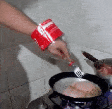 这招很棒,不怕被油溅到手了