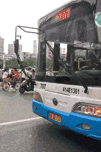 这个雨刷器有自己的想法,像是无处安放的小手呢。