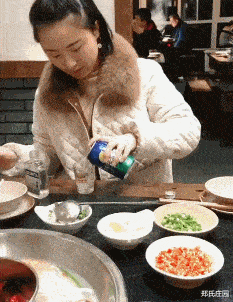 看我给你来一杯深水炸~裂,啊西!
