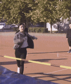 妹子，你不是来等同学的吧，你是来看帅哥的吧。