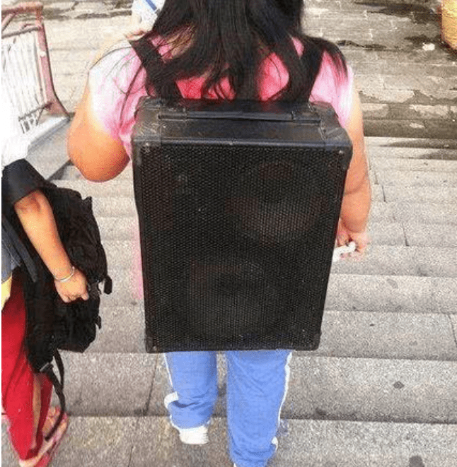 妹子这背包太碉堡了