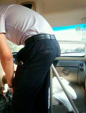 坐公交车,没座位,真可怜