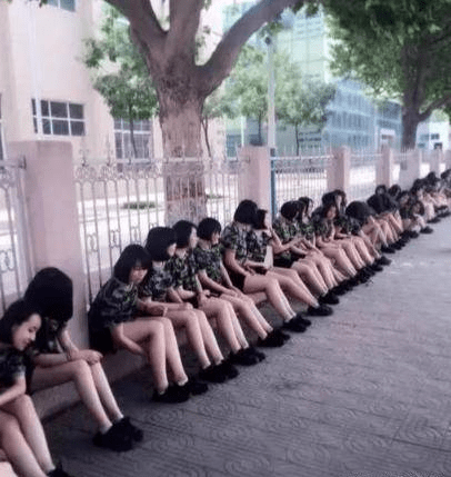 女朋友让我去学校找她,打电话又不接,我该怎么办?