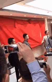 挂红布的小伙伴，第二天因为左脚先进公司被开除了~