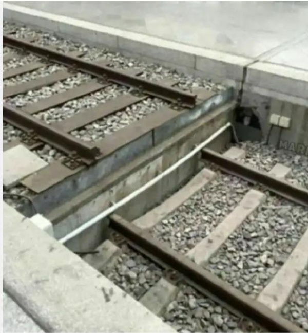 甲乙两个施工队同时施工