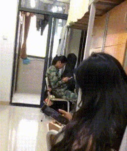 妹子真是宿舍的一股清流，别人都玩手机就你与众不同