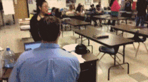 当老师发现学生打架时会怎样？