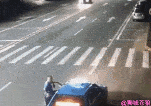 摩托车过路口不减速，被转弯的汽车撞飞