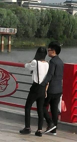 骚年,这是公共场合