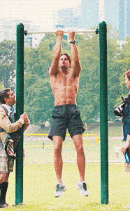 看见左边的大叔羡慕的眼神,我也想要拥有这样的男朋友啊。