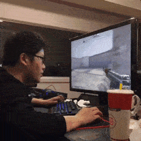 你摔键盘不就没事啦