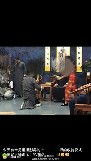 还以为是什么相声社团……而且摄影祖师不应该挂达盖尔吗？