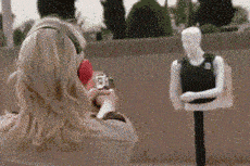 比起子弹的威力，警察的短热裤更吸引我的眼球