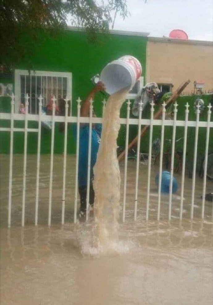 我要把院子里的水舀干