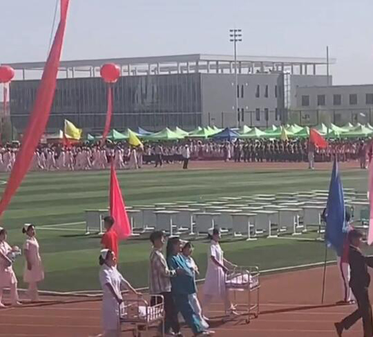 快看，这个孕妇迈着矫健的步伐向我们走来