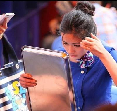 臭美的时候一切反光品都是镜子